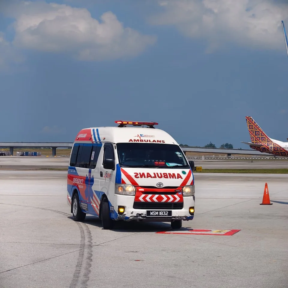 Ambulans SHA bersedia untuk tugasan di lapangan terbang.